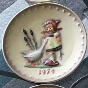 Hummel Goebel 4th Annual Collector  Plate -1974  Girl & Geese - Original Box